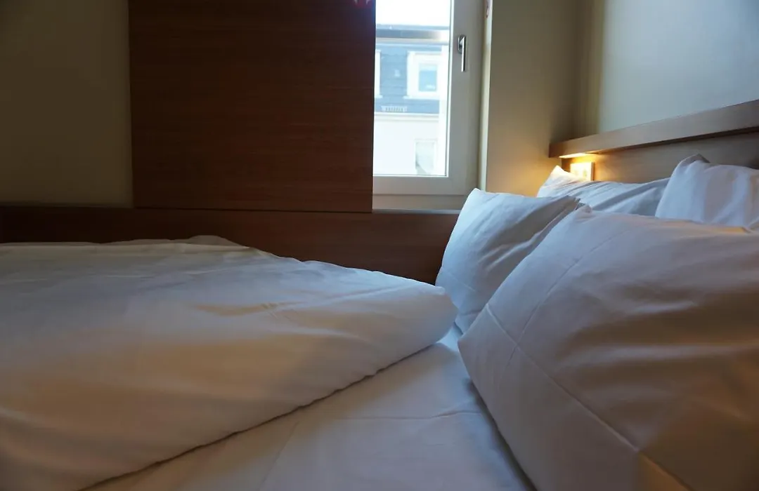 Easyhotel Berlin Hackescher Markt-1