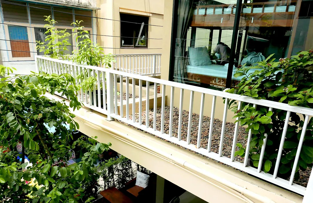 Feung Nakorn Balcony Rooms And Cafe-1