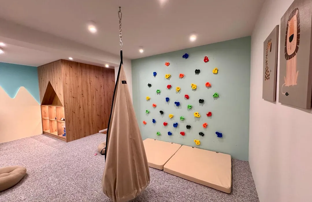 Cyrhla Apartamenty - Sauna, Playroom, Free Parking & Wifi-1