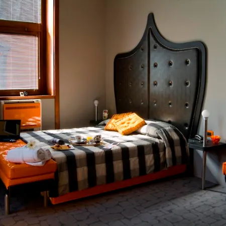 Orange Hotel-3