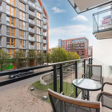 Aura III Apartments & Free Parking By Downtown Apartments-2