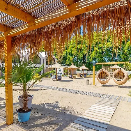 Lulu Holiday Resort domki z podgrzewanym Basenem-3