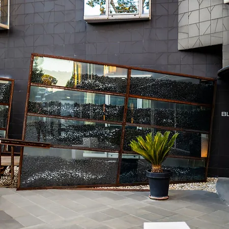 Black Hotel-3