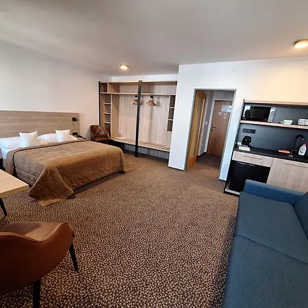 Hotel Avion-2