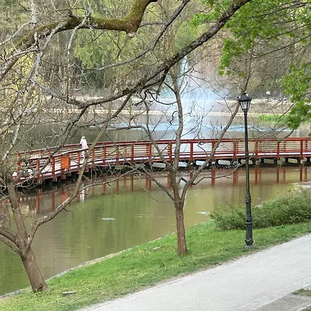 OŚRODEK WYPOCZYNKOWY NAD STAWEM - przy promenadzie, wybierany przez Gości ceniących ciszę i komfortowy wypoczynek w bezpośrednim sąsiedztwie parku zdrojowego z tężnią solankową-2