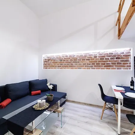 2 Nights Apartments - Great Location, Right Next To Main Rail And Bus Station, 10 Min To Main Square By Foot-2