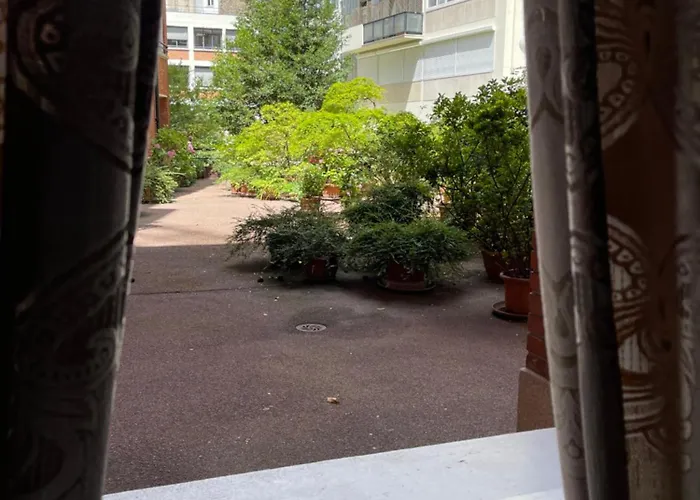 Bed and Breakfast Tour Montparnasse Paryż