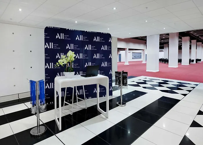 Novotel London West